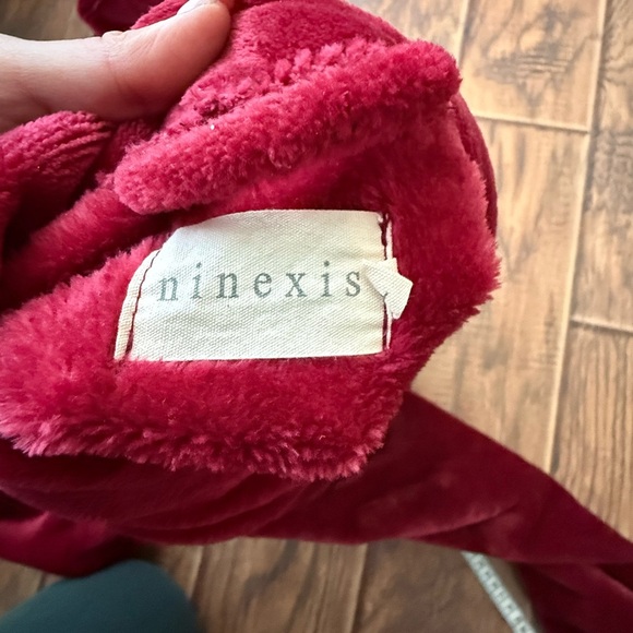 Elegant Burgundy Plush Robe - Picture 9 of 9